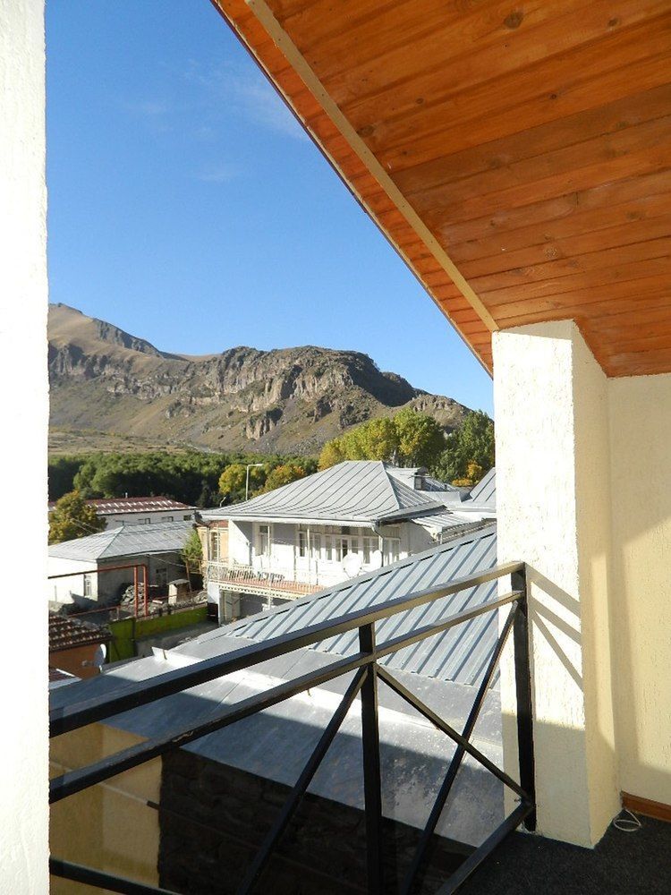 Uptown Boutique Kazbegi Hotel Exterior foto